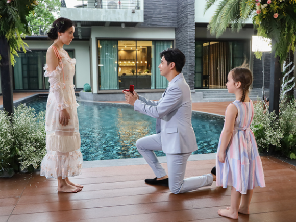 Dốc công dàn dựng để có một cầu hôn trọn vẹn, gã sở khanh 'chết sững' với câu nói của người yêu: 'Sẽ cho anh biết tôi là ai?' - Ảnh 2