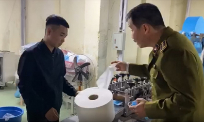 Dùng giấy vệ sinh thay lớp lót kháng khuẩn để làm giả khẩu trang