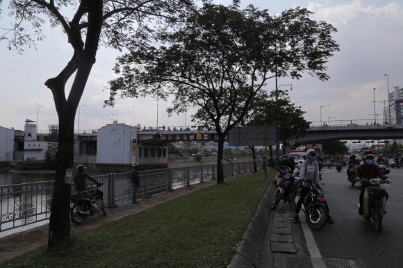 TP.HCM: Hai vợ chồng trẻ bỏ lại xe máy, cùng nhau nhảy xuống kênh Tàu Hủ tự tử - Ảnh 3.