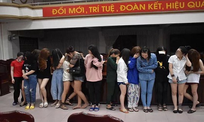 Đột kích quán karaoke lúc nửa đêm, phát hiện hàng chục nam nữ đang phê ma túy