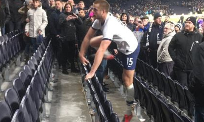 Cầu thủ Tottenham lên khán đài đánh nhau với CĐV sau trận thua