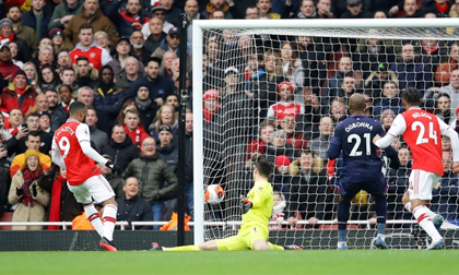VAR giúp Arsenal nối dài mạch bất bại tại Premier League