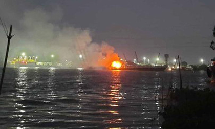 Cháy tàu chở xăng, 2 người chết, 1 mất tích trên sông Đồng Nai