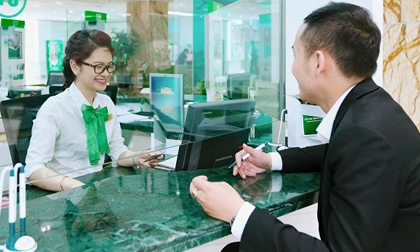 Lợi nhuận giảm 528 tỷ đồng, lương nhân viên ngân hàng Vietcombank vẫn cao ngất ngưởng