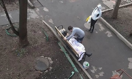 COVID-19: 1 phụ nữ Nga chết trên ghế ngay sau khi xuất viện