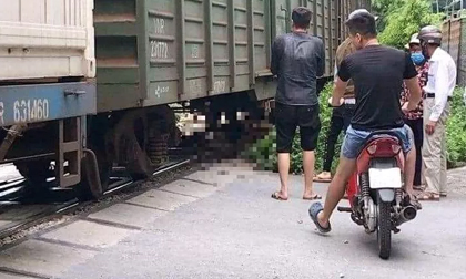 Hà Nội: Người phụ nữ mới sinh con bất ngờ lao vào tàu hỏa tự tử