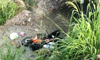 Thanh niên tử vong bên cạnh xe máy dưới suối ở Đồng Nai