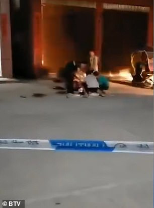 Trung Quốc: Xông vào siêu thị đâm chém làm 10 người thương vong - Ảnh 2.