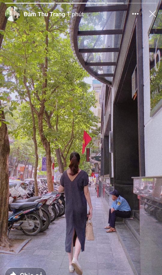 Đàm Thu Trang diện váy suông thoải mái để dạo phố. Được biết, cô và ông xã đang ở Hà Nội.