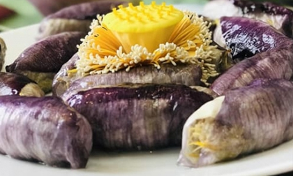 Tranh thủ cuối mùa sen, vợ quyết không bỏ phí vào bếp làm món chả cánh sen ngon đúng chuẩn người Hà Nội