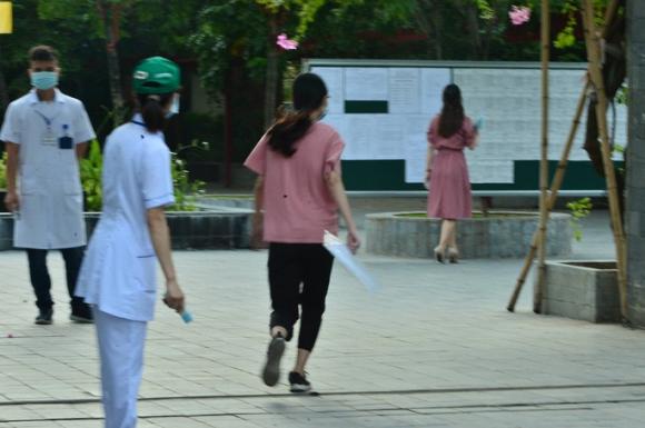 Thi tốt nghiệp THPT: Căng thẳng, âu lo bước vào môn thi ngữ văn - Ảnh 4. Thi tốt nghiệp THPT: Căng thẳng, âu lo bước vào môn thi ngữ văn - Ảnh 4.