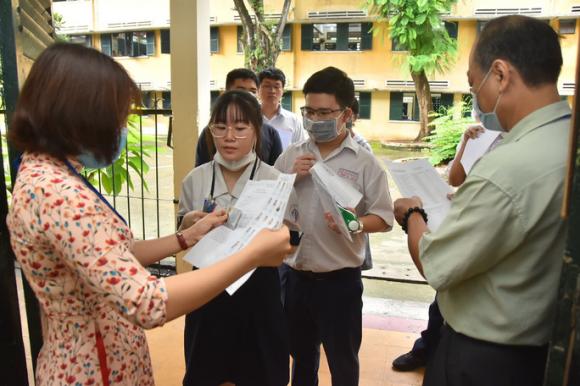 Thi tốt nghiệp THPT: Căng thẳng, âu lo bước vào môn thi ngữ văn - Ảnh 10. Thi tốt nghiệp THPT: Căng thẳng, âu lo bước vào môn thi ngữ văn - Ảnh 10.