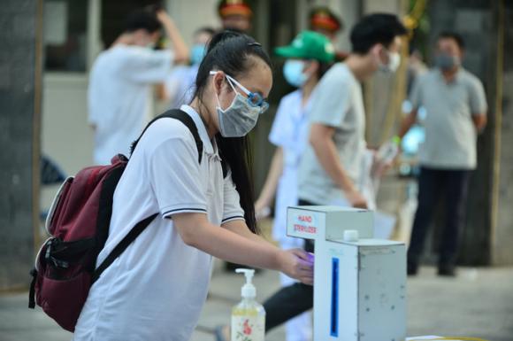 Thi tốt nghiệp THPT: Căng thẳng, âu lo bước vào môn thi ngữ văn - Ảnh 5. Thi tốt nghiệp THPT: Căng thẳng, âu lo bước vào môn thi ngữ văn - Ảnh 5.
