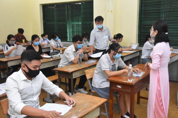 Thi tốt nghiệp THPT: Căng thẳng, âu lo bước vào môn thi ngữ văn - Ảnh 15. Thi tốt nghiệp THPT: Căng thẳng, âu lo bước vào môn thi ngữ văn - Ảnh 15.