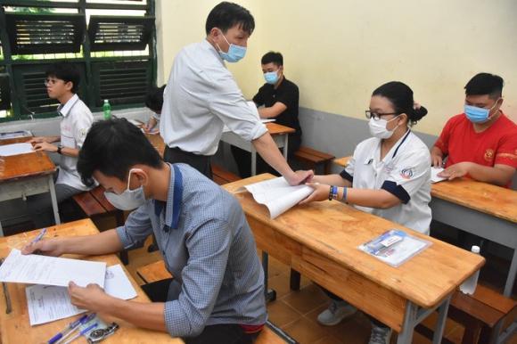 Thi tốt nghiệp THPT: Căng thẳng, âu lo bước vào môn thi ngữ văn - Ảnh 16. Thi tốt nghiệp THPT: Căng thẳng, âu lo bước vào môn thi ngữ văn - Ảnh 16.