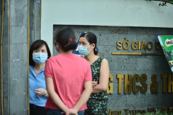 Thi tốt nghiệp THPT: Căng thẳng, âu lo bước vào môn thi ngữ văn - Ảnh 2. Thi tốt nghiệp THPT: Căng thẳng, âu lo bước vào môn thi ngữ văn - Ảnh 2.
