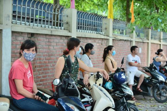 Thi tốt nghiệp THPT: Căng thẳng, âu lo bước vào môn thi ngữ văn - Ảnh 9. Thi tốt nghiệp THPT: Căng thẳng, âu lo bước vào môn thi ngữ văn - Ảnh 9.