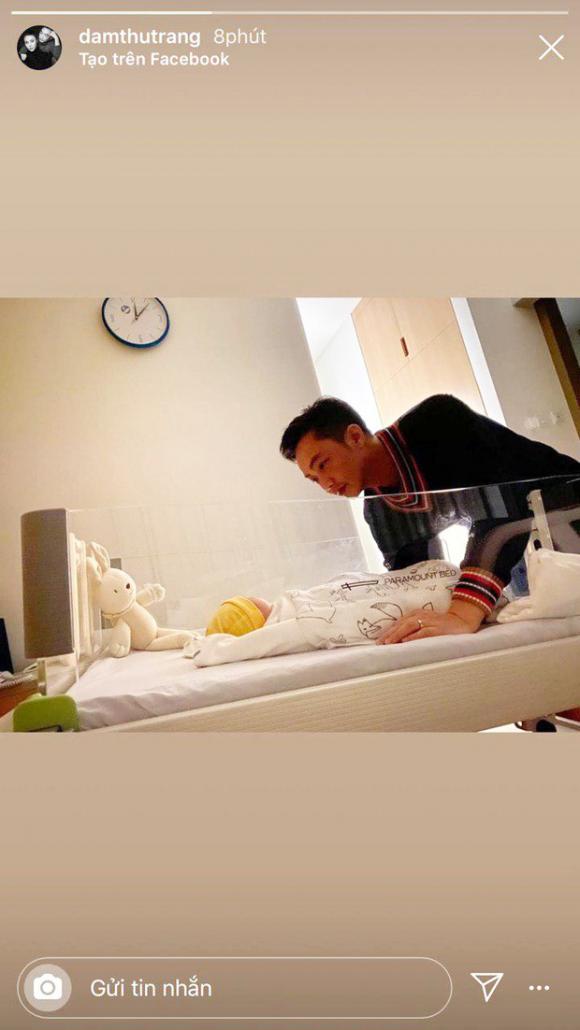Đàm Thu Trang khoe khoảnh khắc Cường Đô La chăm con gái mới sinh, muốn tan chảy vì ánh mắt quá đỗi âu yếm