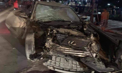 Xe Lexus chạy tốc độ cao gây tai nạn liên hoàn khiến nữ công an tử vong, 4 ôtô bị hư hỏng nặng