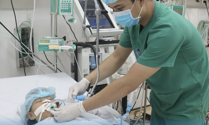 Rơi xuống sông khi theo ông nội câu cá, cháu trai chết đuối, cháu gái 9 tuổi nguy kịch