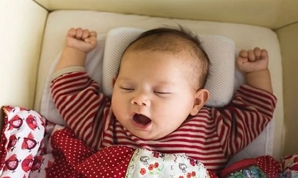 Cho trẻ sơ sinh nằm gối để không bị méo đầu: Sai lầm tai hại khiến con gặp nguy hiểm
