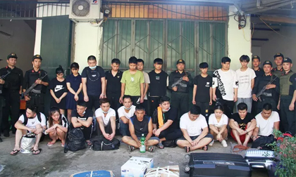 Hàng trăm cảnh sát vây bắt 21 người Trung Quốc trốn truy nã trong ngôi nhà hoang