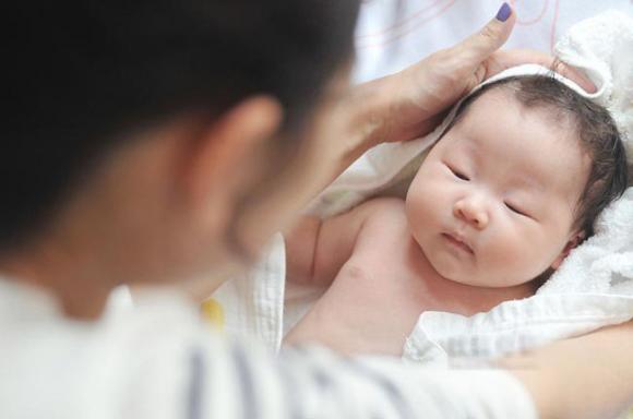 Trẻ sơ sinh có 4 biểu hiện này chứng tỏ bé thông minh hơn người, chỉ số IQ cao vút