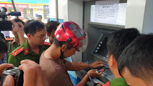 3 người Trung Quốc gắn thiết bị camera ở hàng loạt cây ATM để lấy cắp tiền - 2