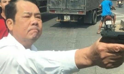 Bắt giám đốc dọa bắn tài xế xe tải