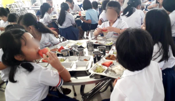 Hơn 20 trẻ nhập viện vì nôn ói, tiêu chảy sau bữa ăn tại trường tiểu học, hàng chục học sinh khác biểu hiện bất thường
