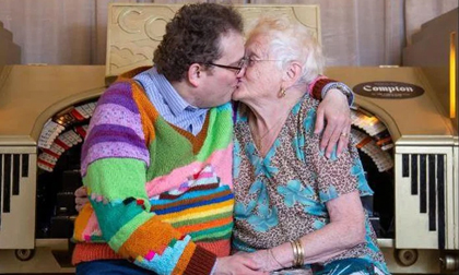 Cặp đôi đũa lệch: Vợ 83 và chồng 45 tuổi, mỗi ngày trao nhau 150 nụ hôn, nắm tay mọi lúc