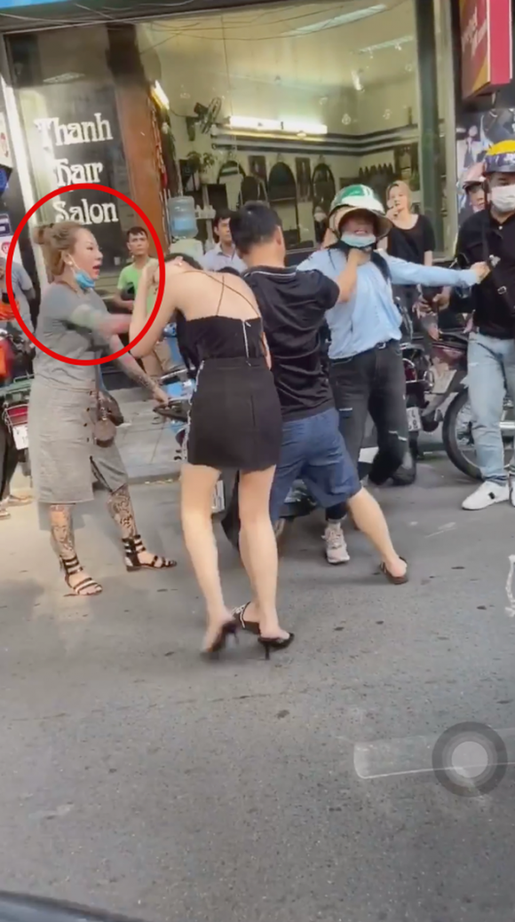 Chị gái 'team qua đường' tiết lộ lý do xuất hiện trong clip đánh ghen được share khắp MXH - 1