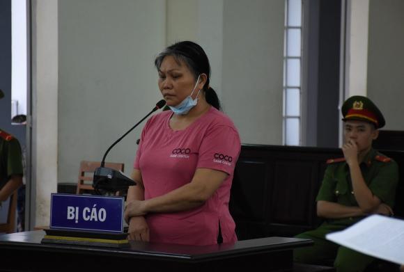 Nghẹn lòng cảnh cậu bé 5 tuổi khóc trong phiên tòa xét xử mẹ tội mua bán người - Ảnh 1.