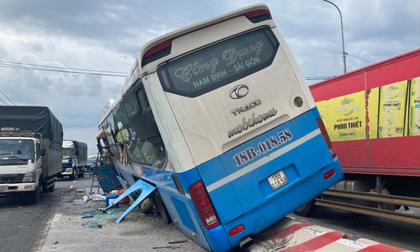 Tránh xe máy băng qua đường, xe khách tông chết người rồi lao lên dải phân cách