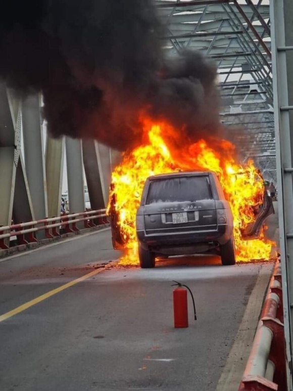 Xe sang Range Rover bốc cháy ngùn ngụt trên cầu