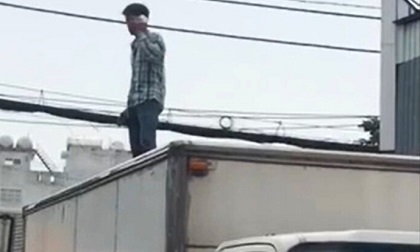 Nam thanh niên nghi 'ngáo đá', tay cầm dao bất ngờ leo lên nóc xe tải đứng nói nhảm