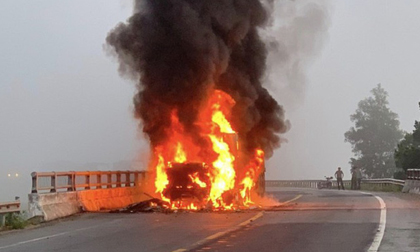 Xe container bốc cháy dữ dội trên quốc lộ, tài xế bung cửa thoát thân