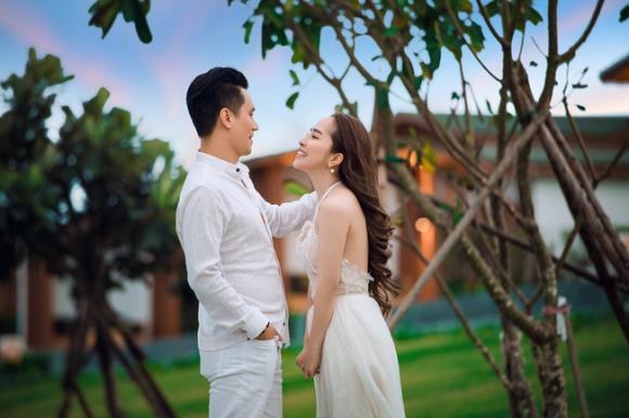 Sau nhiều đồn đoán, Việt Anh và Quỳnh Nga đã chính thức công khai tình tứ bên nhau