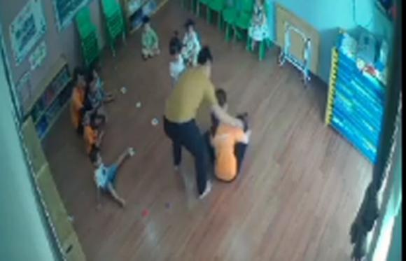 Phụ huynh tát vào mặt bé gái 2 tuổi đã tới nhà xin lỗi và không được chấp nhận - Ảnh 2.