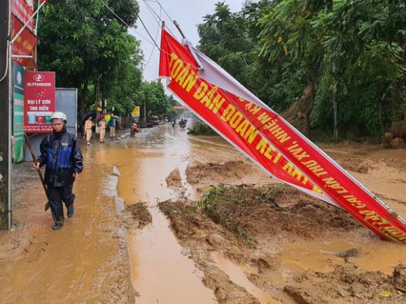 Lào Cai mưa lớn kỷ lục trong vòng 63 năm qua, một bé 3 tuổi tử vong, nhiều nơi ngập lụt, sạt lở đất