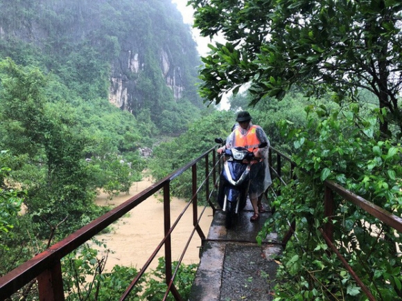 Quảng Bình: Nhiều bản làng bị cô lập, chia cắt do lũ lớn, hàng ngàn học sinh nghỉ học