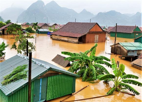 Nước lũ dâng tận nóc nhà dân Quảng Bình