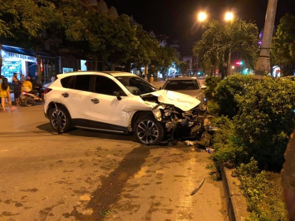 Hà Nội: Ô tô tông liên hoàn rồi bỏ chạy khiến 1 người chết, hàng loạt phương tiện hư hỏng nặng