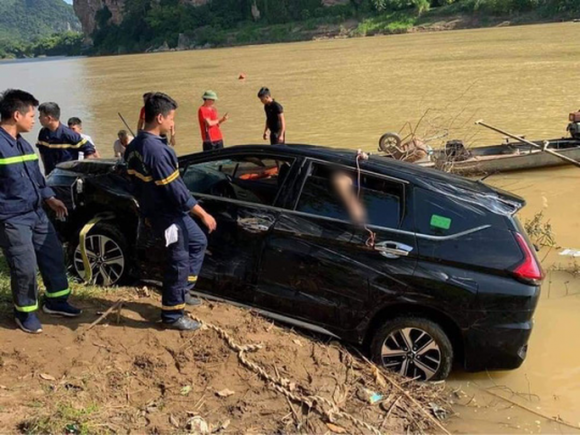 Danh tính 3 người tử vong trong ôtô 7 chỗ rơi xuống sông