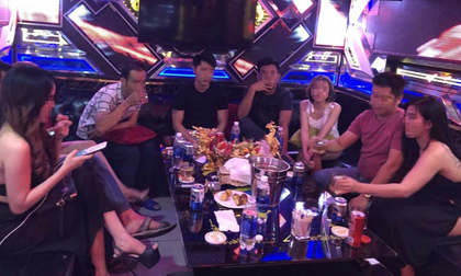 Đôi vợ chồng gửi con cho nhân viên quán karaoke để thác loạn 'tiệc ma tuý' cùng bạn ở Sài Gòn
