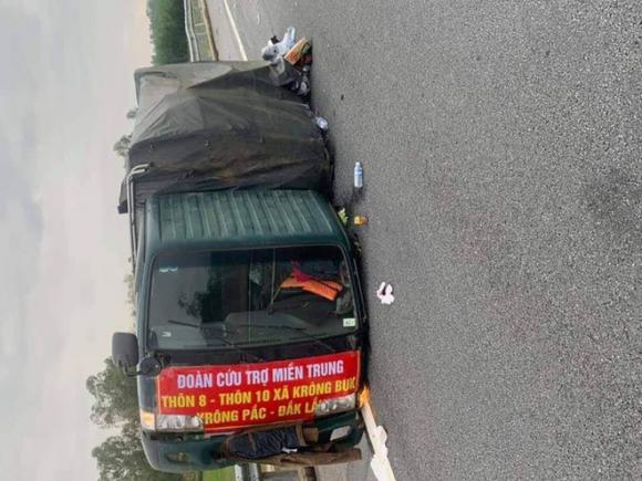 Xe chở hàng cứu trợ bị lật, tài xế bị thương nặng - 1