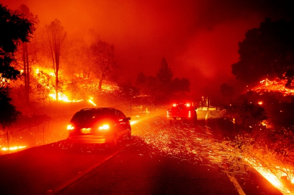 Cháy rừng tại California mất kiểm soát, khoảng 100.000 người phải đi sơ tán