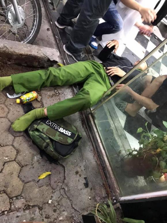 Hà Nội: Kinh hoàng ô tô 'điên' mất lái hất văng người đi xe máy vào nhà dân ven đường