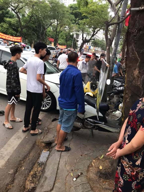 Hà Nội: Kinh hoàng ô tô 'điên' mất lái hất văng người đi xe máy vào nhà dân ven đường - 1