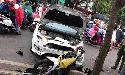 Hà Nội: Kinh hoàng ô tô 'điên' mất lái hất văng người đi xe máy vào nhà dân ven đường